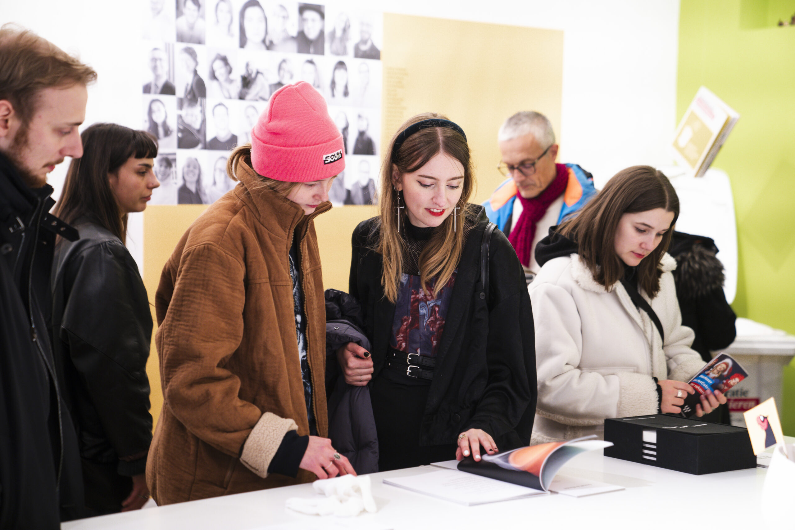 Besucher:innen blättern in einem Magazin in der Ausstellung zur Museumsnacht