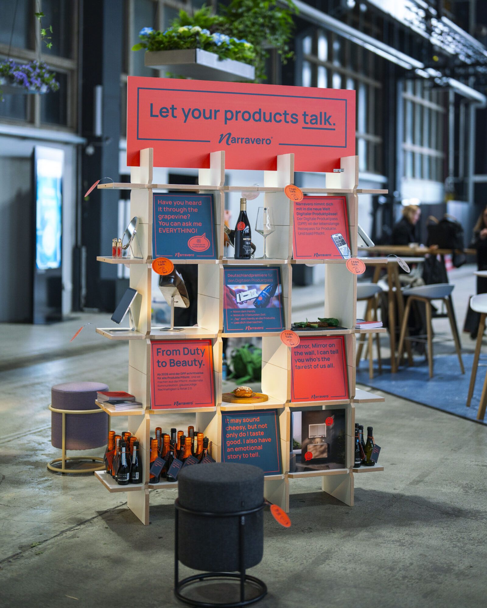 Messestand Frontalansicht mit Produkten und Schildern