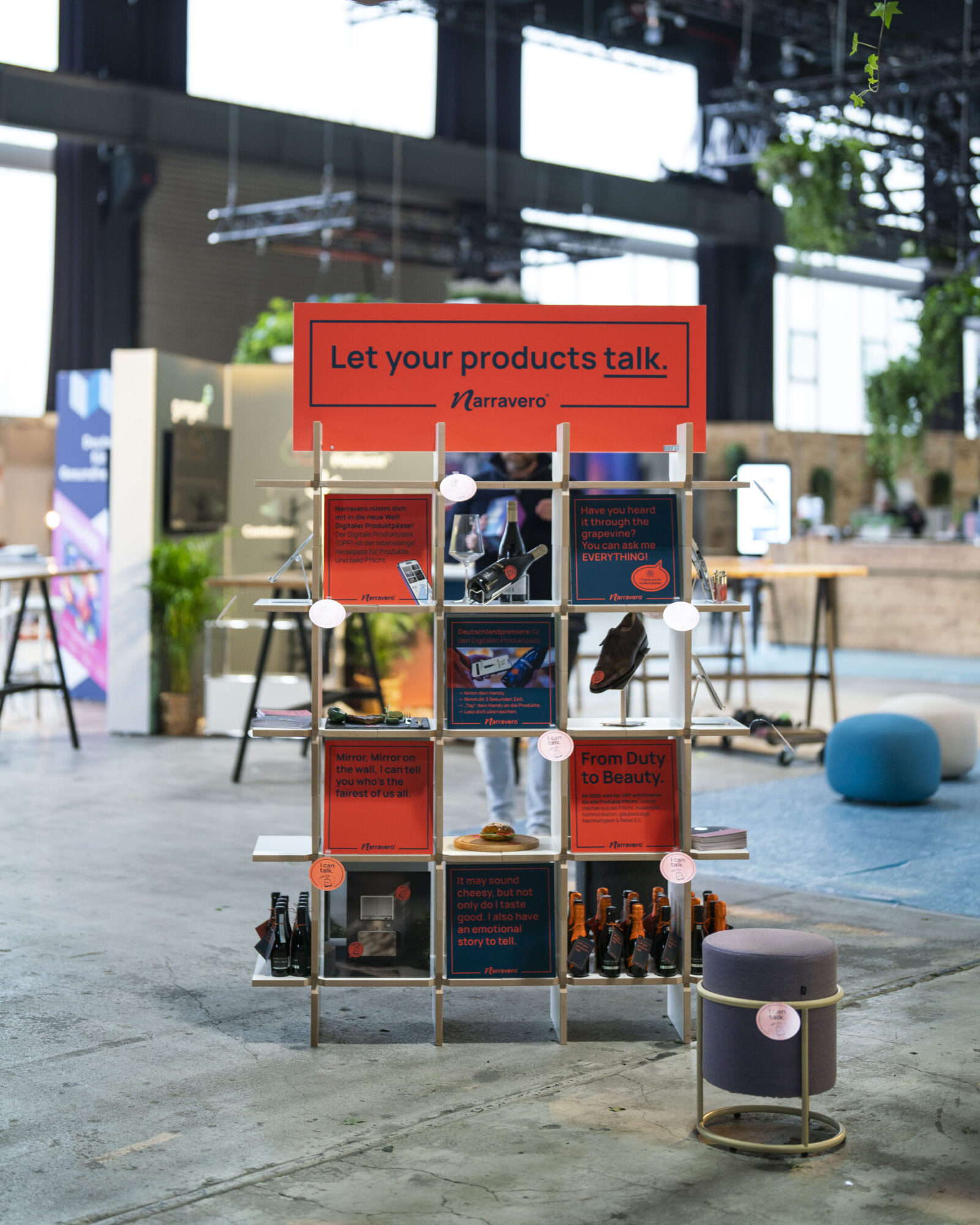 Messestand Frontalansicht mit Produkten und Schildern