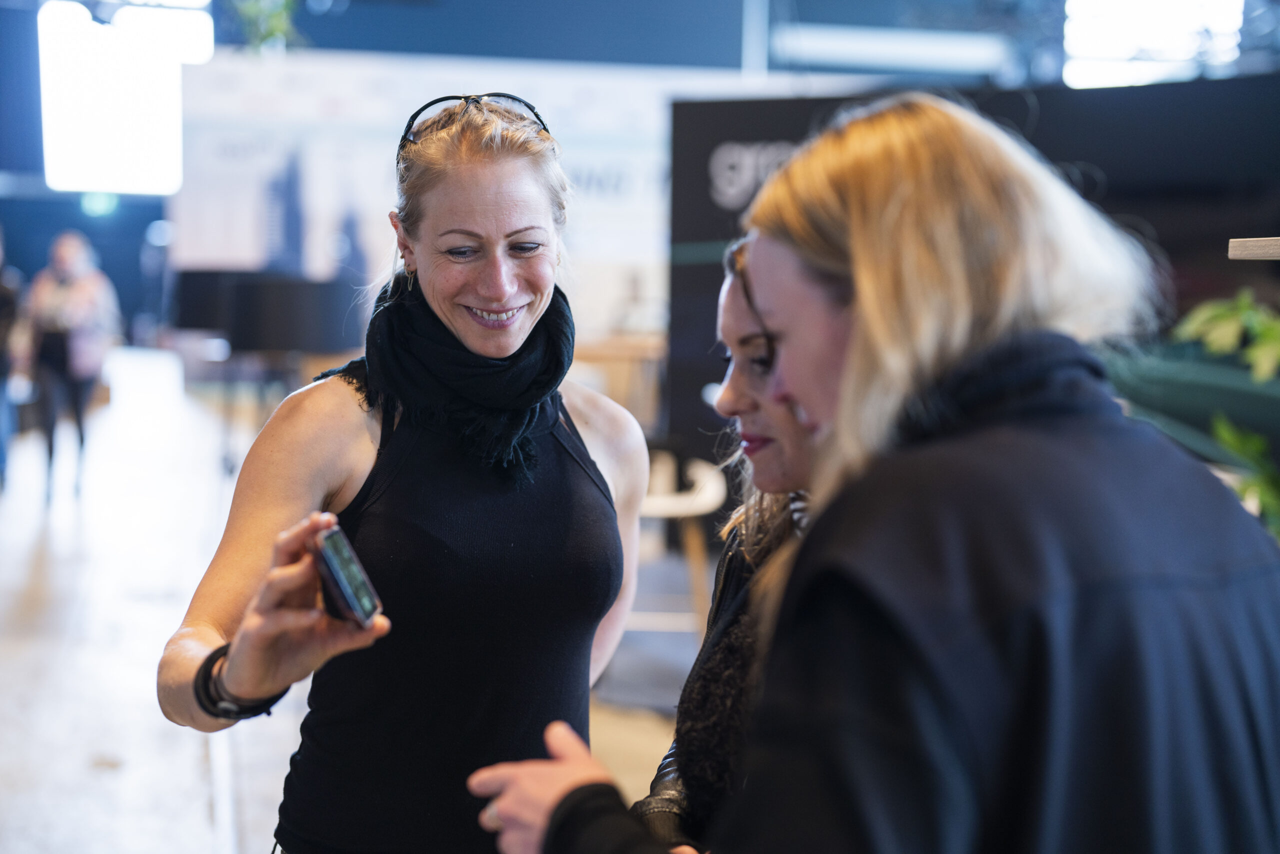 Dr. Inga Ellen Kastens, CMO von Narravero, und die Geschäftsführerinnen von menschenskinder beim Messeaufbau.