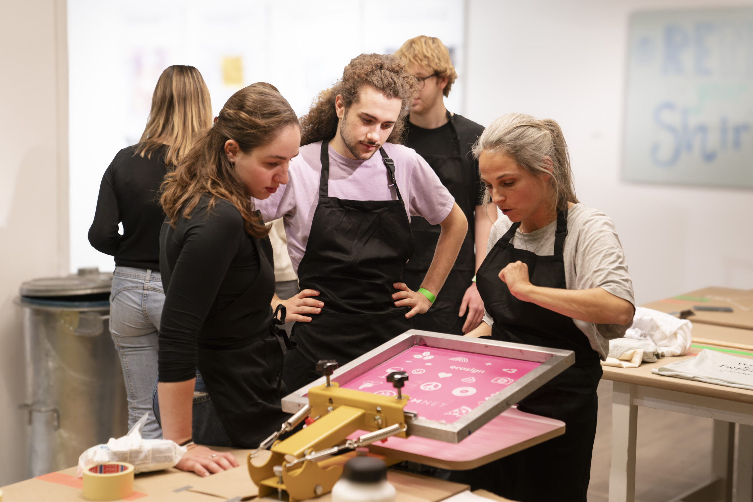 Mehrere Personen beim Siebdruckprozess in der Ausstellung zur Museumsnacht