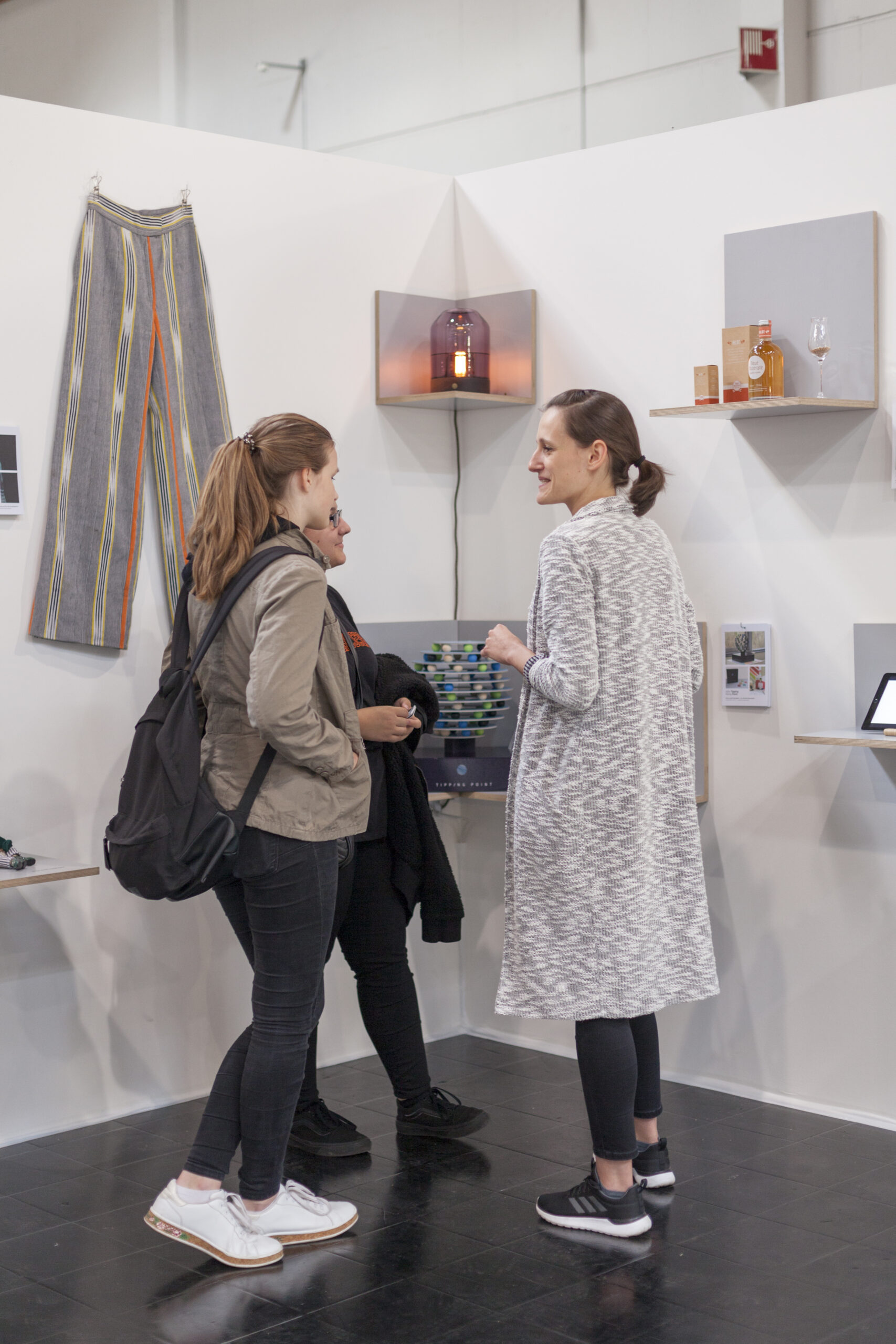 Besucher:innen unterhalten sich auf der Messe