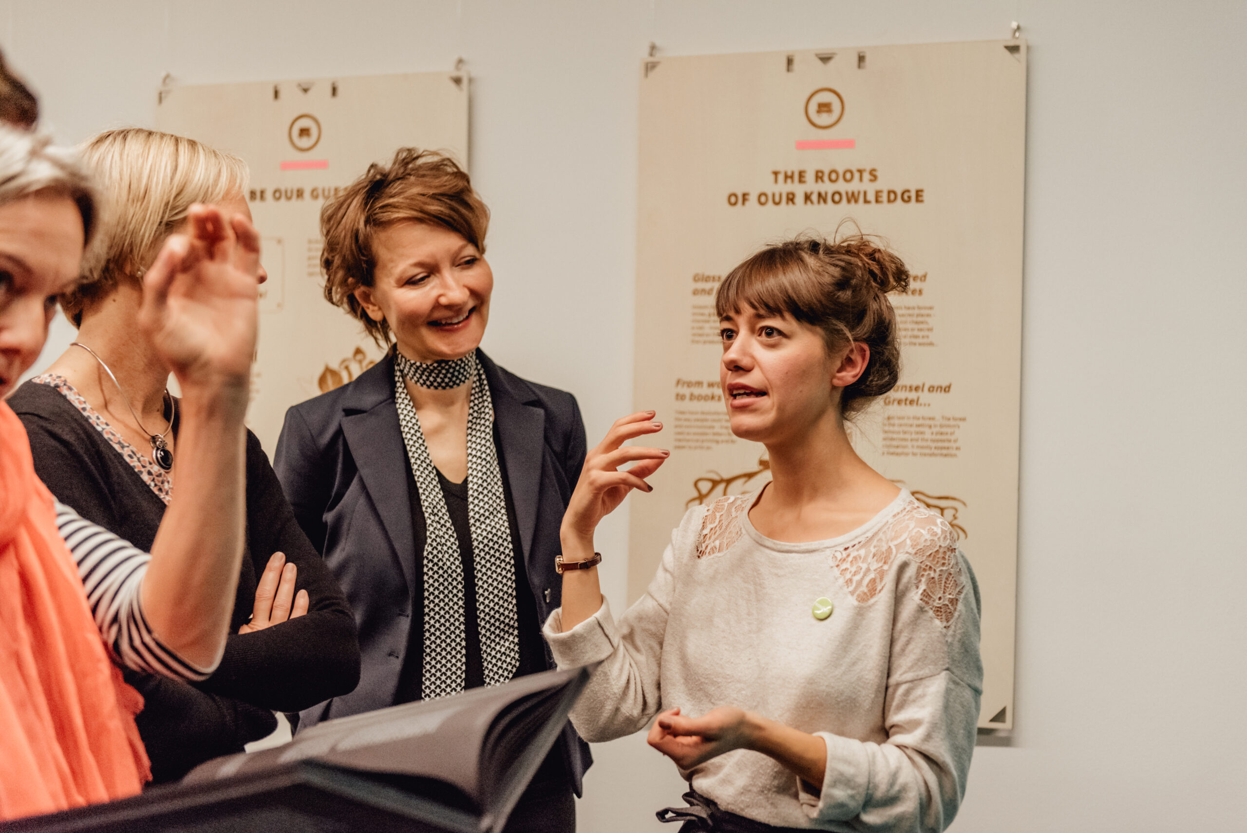 Mehrere Personen unterhalten sich bei der Kölner museumsnacht